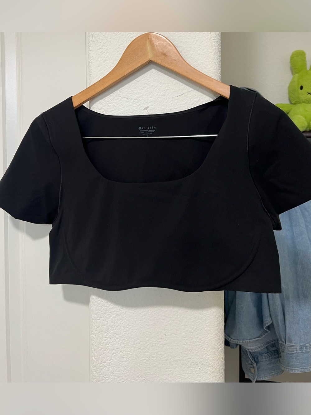 •BRAND NEW•ATHLETA Black Crop Top